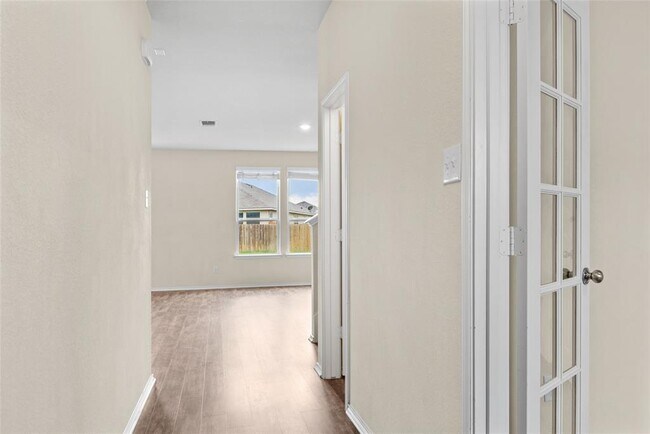 Foto del edificio - 457 Bedford Falls Ln