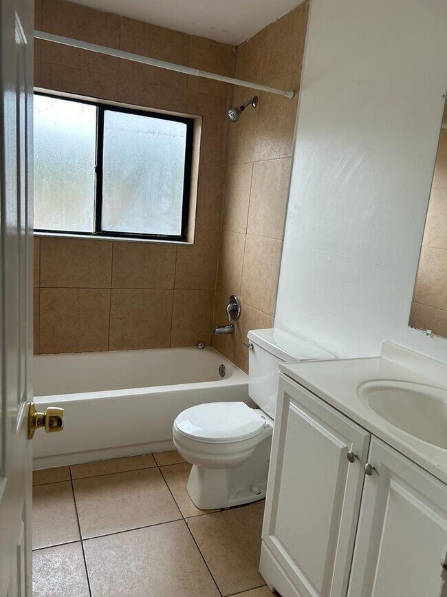 Building Photo - 10918 Royal Palm Blvd