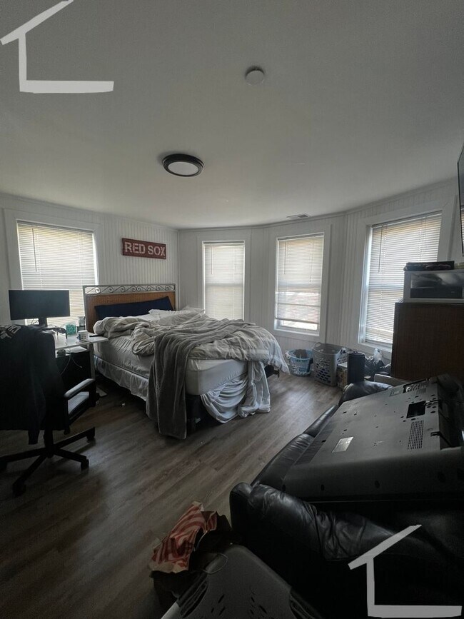 Building Photo - Top-notch and unique Apt w HUGE porch and ...