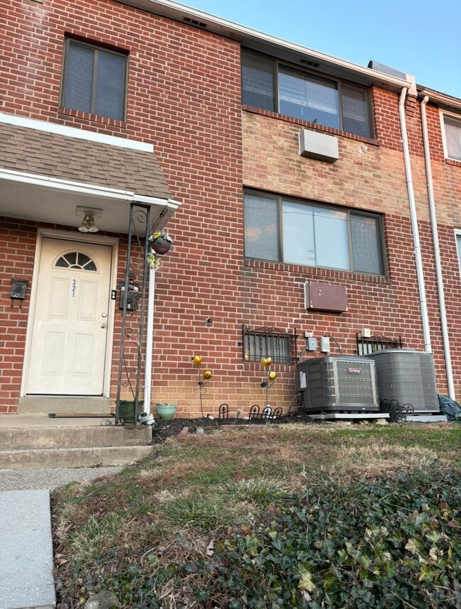 Building Photo - 321 Forrest Ave