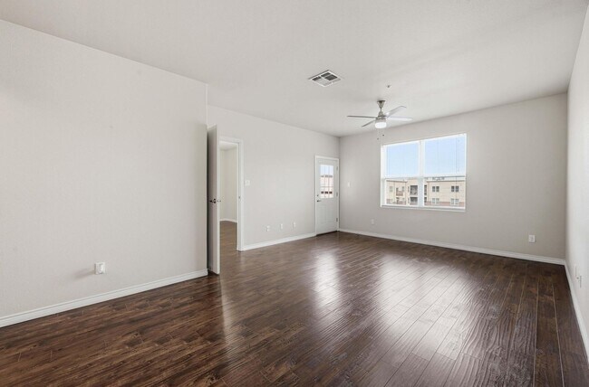 Foto del edificio - Beautiful Condo in Carrollton!