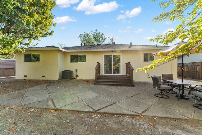 Building Photo - 200 Los Ranchitos Rd