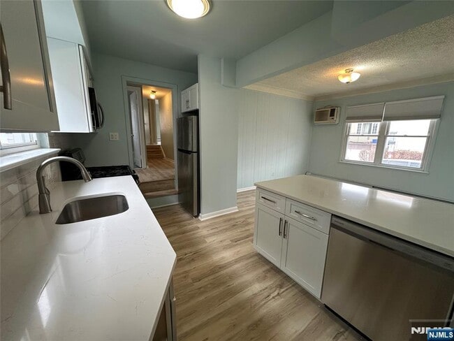 Building Photo - 8 Laird Pl