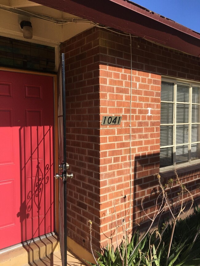 Photo - 1041 E 9th St House