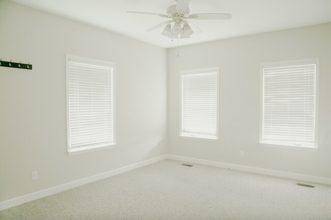 Building Photo - 3 Bedroom 2 Bath Home Near St. Elmo