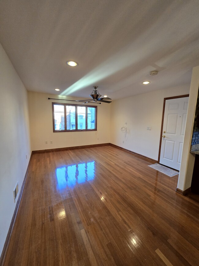 Building Photo - 35 Hawkins St