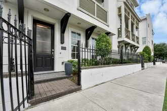 Building Photo - 210 E 28th St