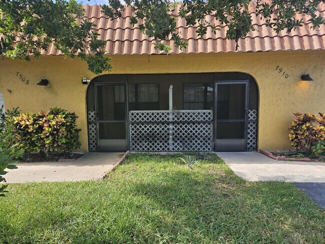 Building Photo - 7910 NW 70th Ct