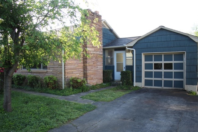 Building Photo - 1102 Highland Dr