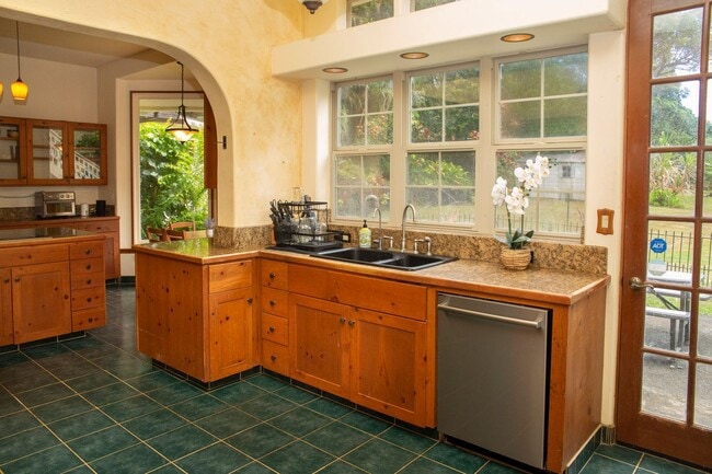 Building Photo - Spacious 4-Bedroom Retreat in Haiku with S...