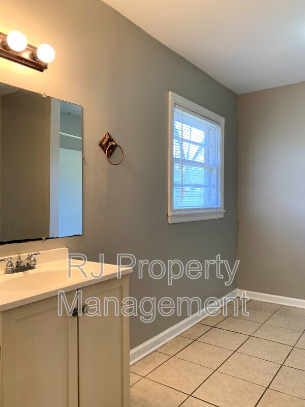 Building Photo - 3704 Earls Court Rd
