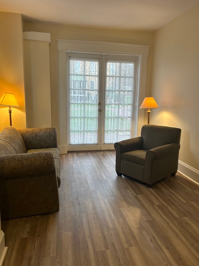 Espacio habitable con cama plegable. - 2309 Oak St