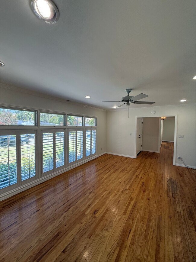 Foto del edificio - Beautiful One Level, 3 Bedroom, 3 Bathroom Tarzana Pool Home for Lease!