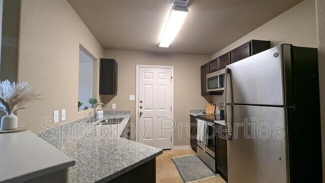 Building Photo - 1004 Llano