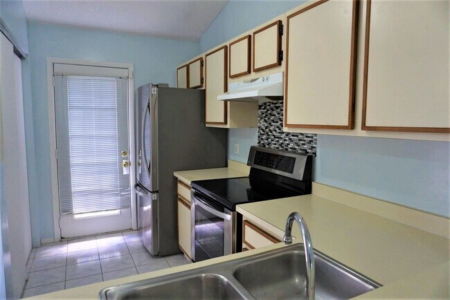 Building Photo - CREEKSIDE VILLAS AT MEADOW WOODS 13/103 LO...
