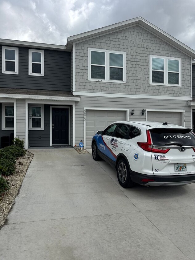 Foto principal - Beautiful Townhome Community Close to Ever...