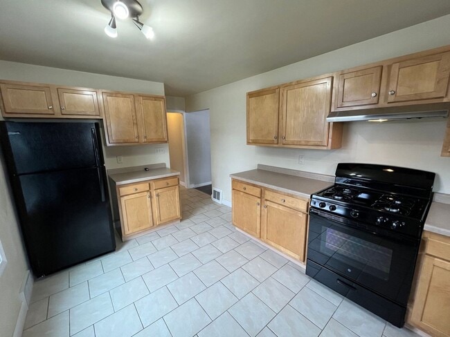 Building Photo - Very nice updated 2 Bedroom single family ...