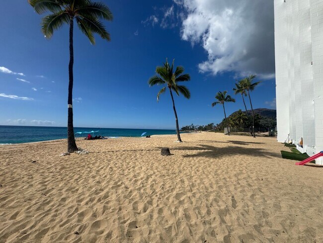 Foto del edificio - Oceanfront 1 Bedroom, 1 Bath - Makaha Beach Cabanas (Unfurnished)