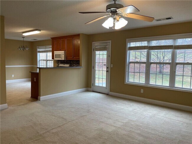 Building Photo - 422 Tea Rose Ln N