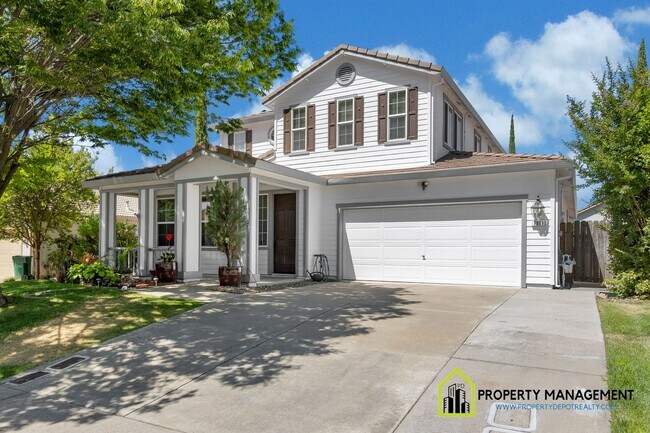 Building Photo - Spacious 4 Bedroom, 3 Bathroom Residence i...