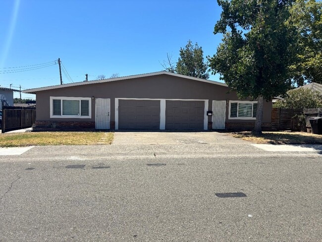 Building Photo - 1150 Smith Ln