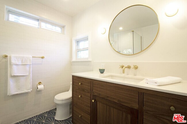 Foto del edificio - 1648 Rotary Dr