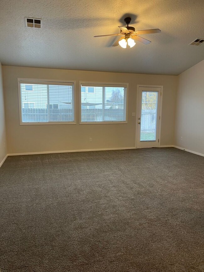 Building Photo - 3 Bedroom Caldwell home