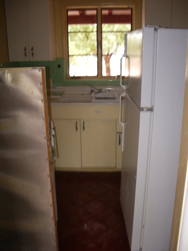 Building Photo - 1337 E 9th St