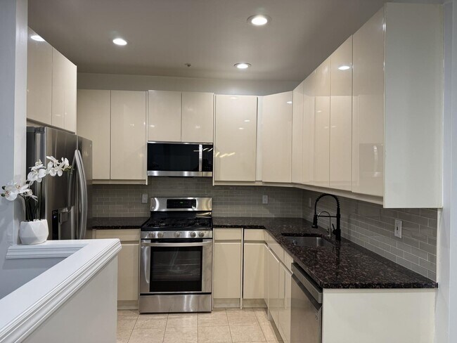 Foto del edificio - 395 Kingston Ct