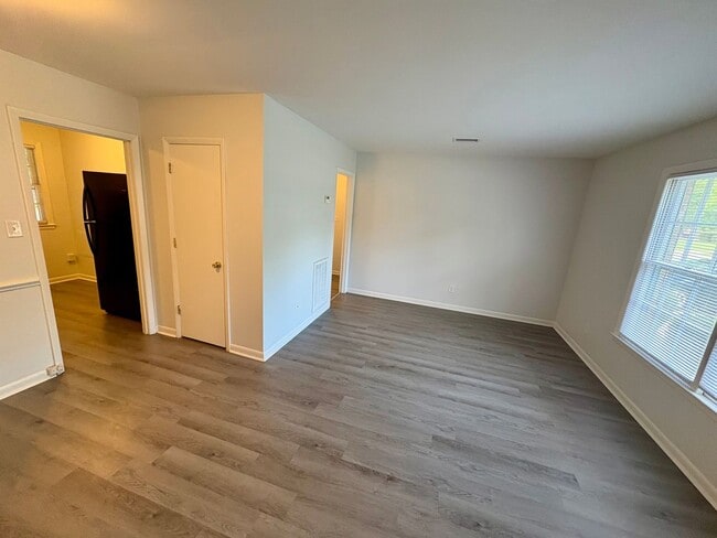 Building Photo - Pet Friendly 2 Bedroom, 1 Bath Duplex Located in the Center of Wilmington