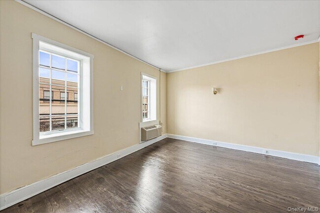 Foto del edificio - 409 Plandome Rd