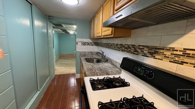 Foto del edificio - BEAUTIFULLY GUT RENOVATED 1 BEDROOM  IN BA...