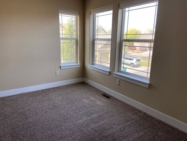 Foto del edificio - Beautiful Town Home, Close to CSU