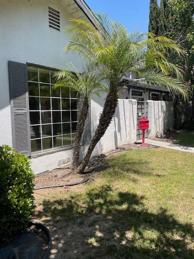 Building Photo - Charming 2 Bed/1 Bath Unit A Home Down The...