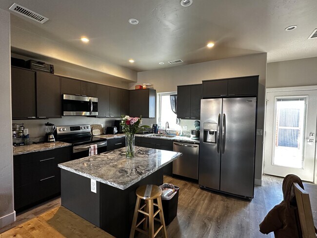 Building Photo - 1002 Dezi Dr