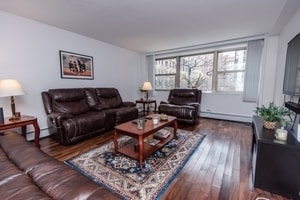 Building Photo - 253 E Delaware Pl