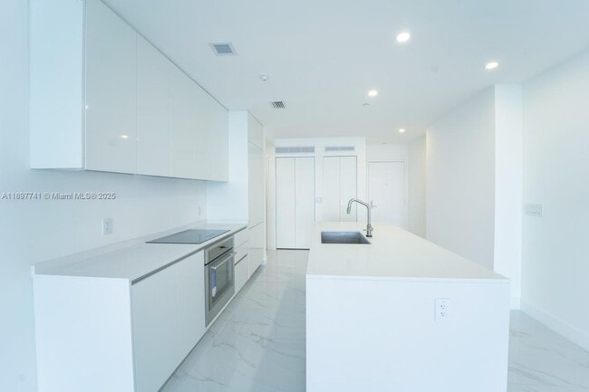 Foto del edificio - 700 NE 24th St