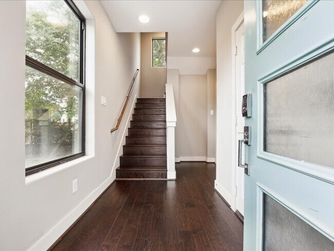 Building Photo - 3212 N MacGregor Way