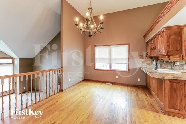 Building Photo - 1824 SW Pinecreek Ct