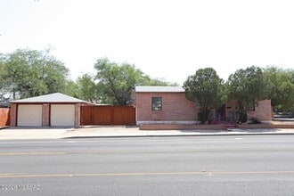 Building Photo - 1202 N Tucson Blvd