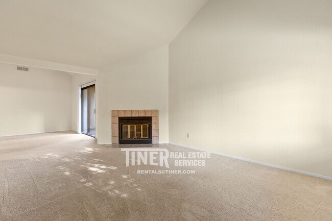 Building Photo - Spacious 2 Bed/2 Bath Duplex near Carmichael