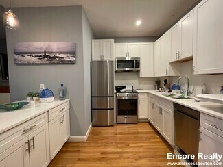 Building Photo - 468 Beacon St