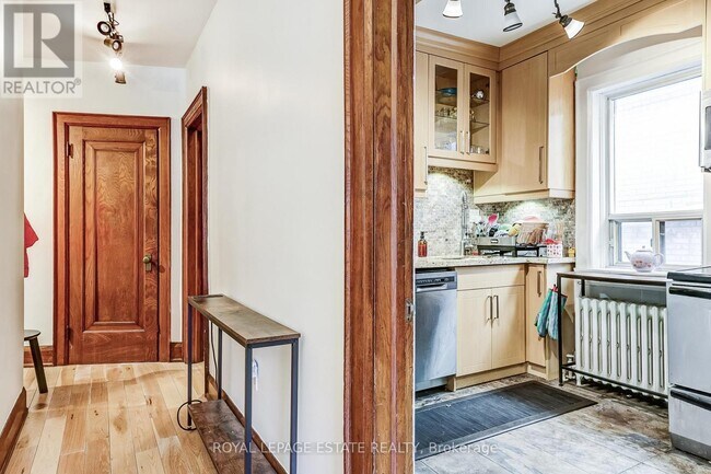 Photo du bâtiment - 922 Bathurst St