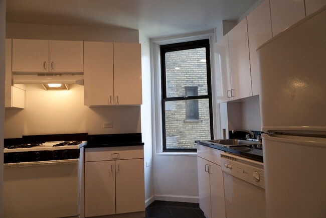 Building Photo - 25 W 68th St