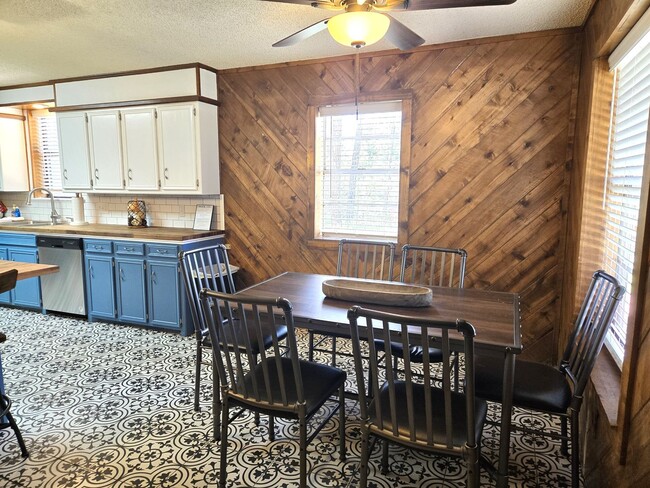 Foto del edificio - Large Three Bedroom Home Close To Midtown ...