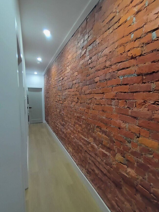 Building Photo - Newly Renovated 2BD/1BA in Fairhill - Avai...