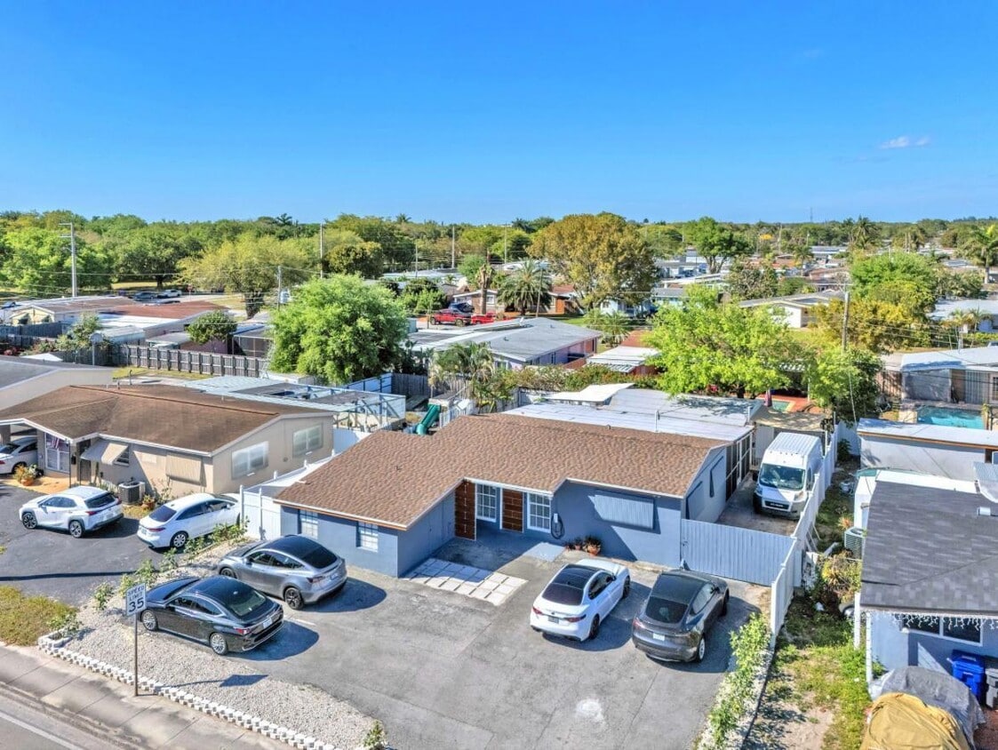 Primary Photo - 7151 Taft St