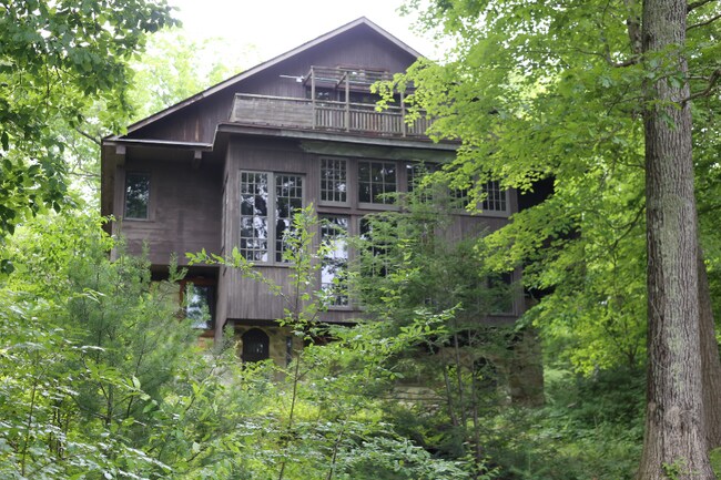 Foto del edificio - 54 Glen Lake Rd