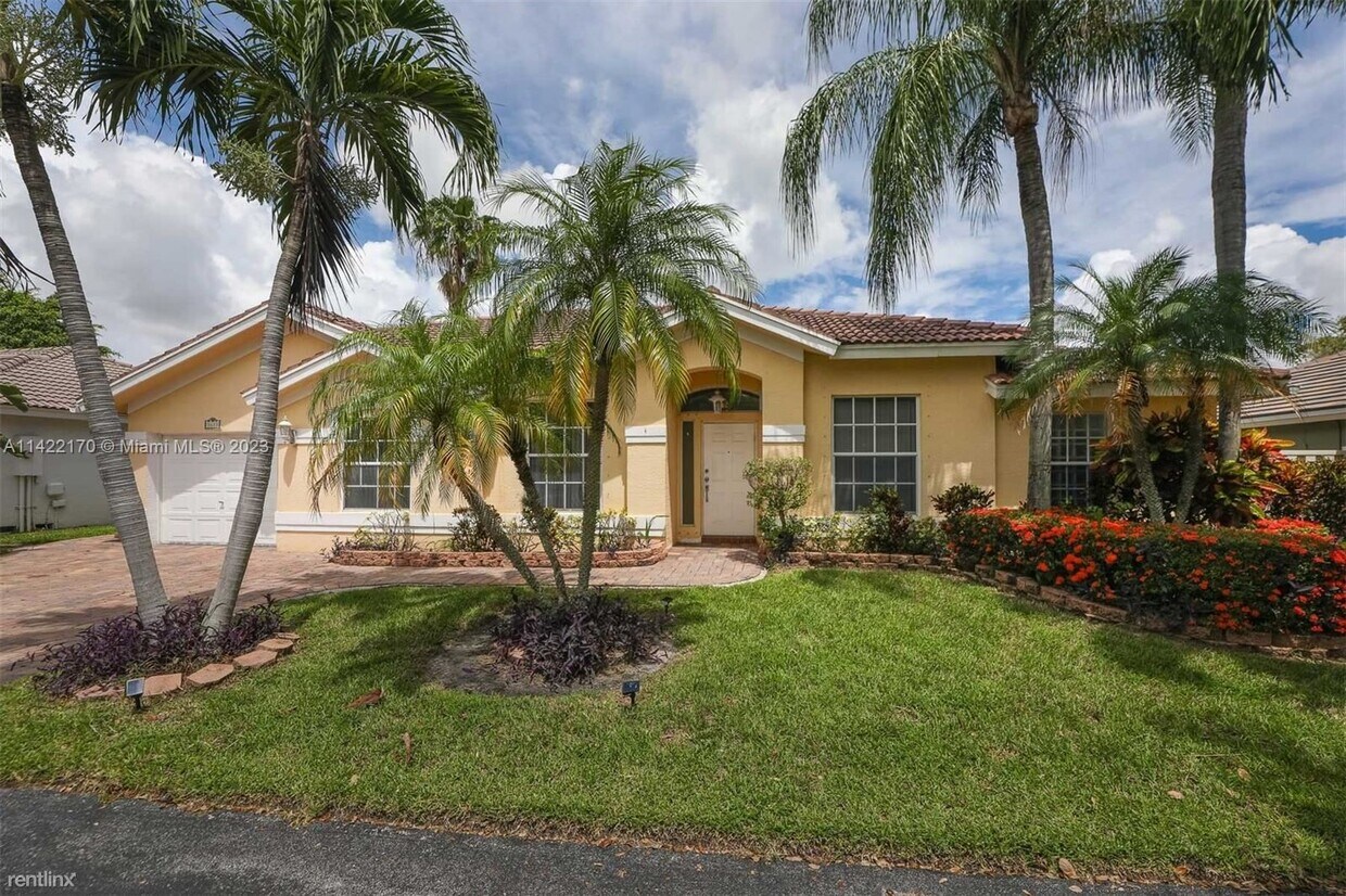 Foto principal - 3 br, 2 bath House - 3631 Sahara Springs B...