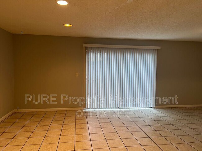 Building Photo - 629 NE 28th Ave